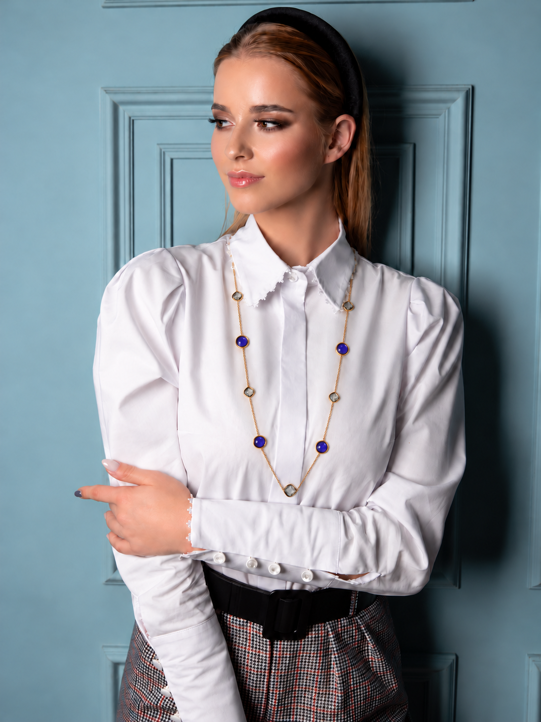 Collana Lunga Luce Blu - Finitura Dorata: indossata, vista d'insieme