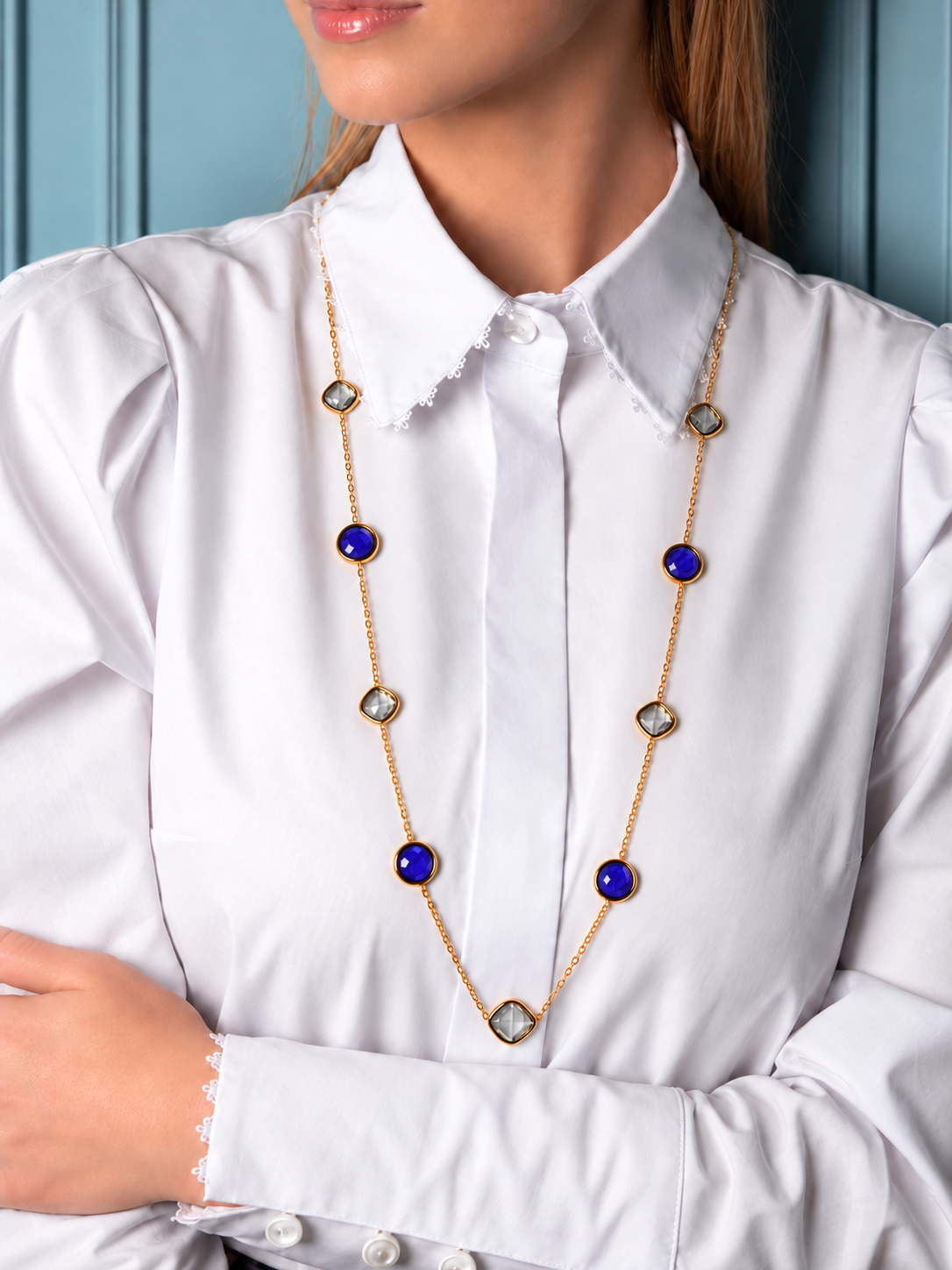 Collana Lunga Luce Blu - Finitura Dorata: indossata, dettaglio