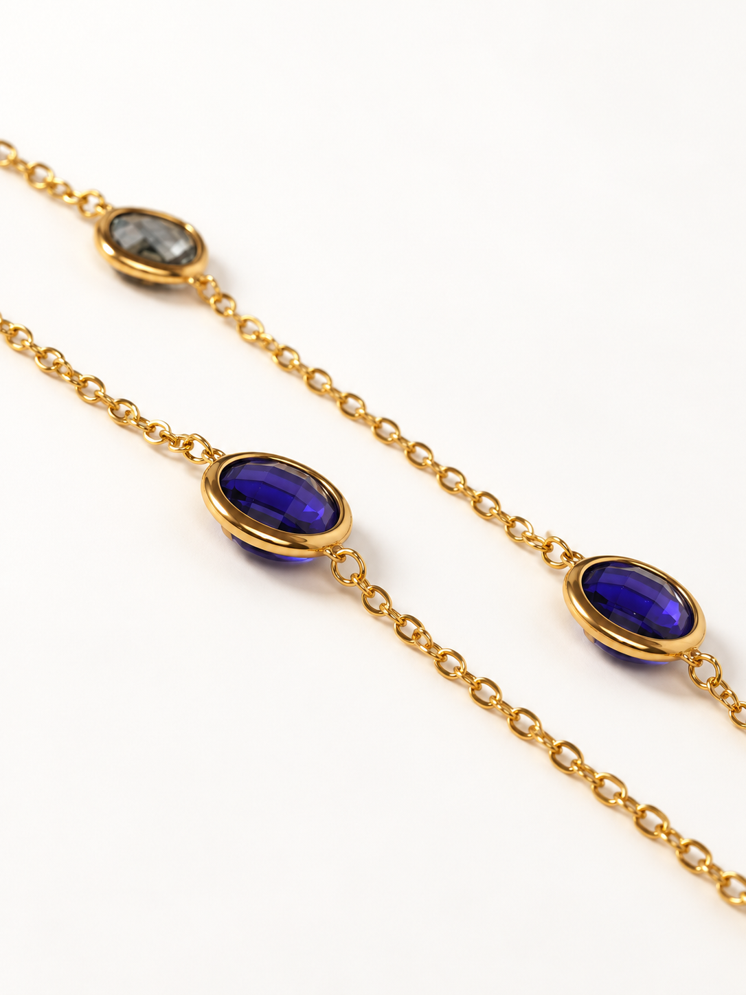 Collana Lunga Luce Blu - Finitura Dorata: dettaglio ingrandito su fondo chiaro