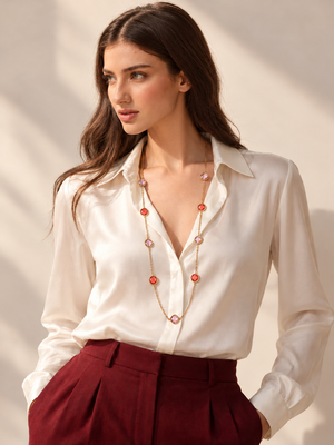 Collana Lunga Luce Rosa - Finitura Dorata: indossata, vista d'insieme