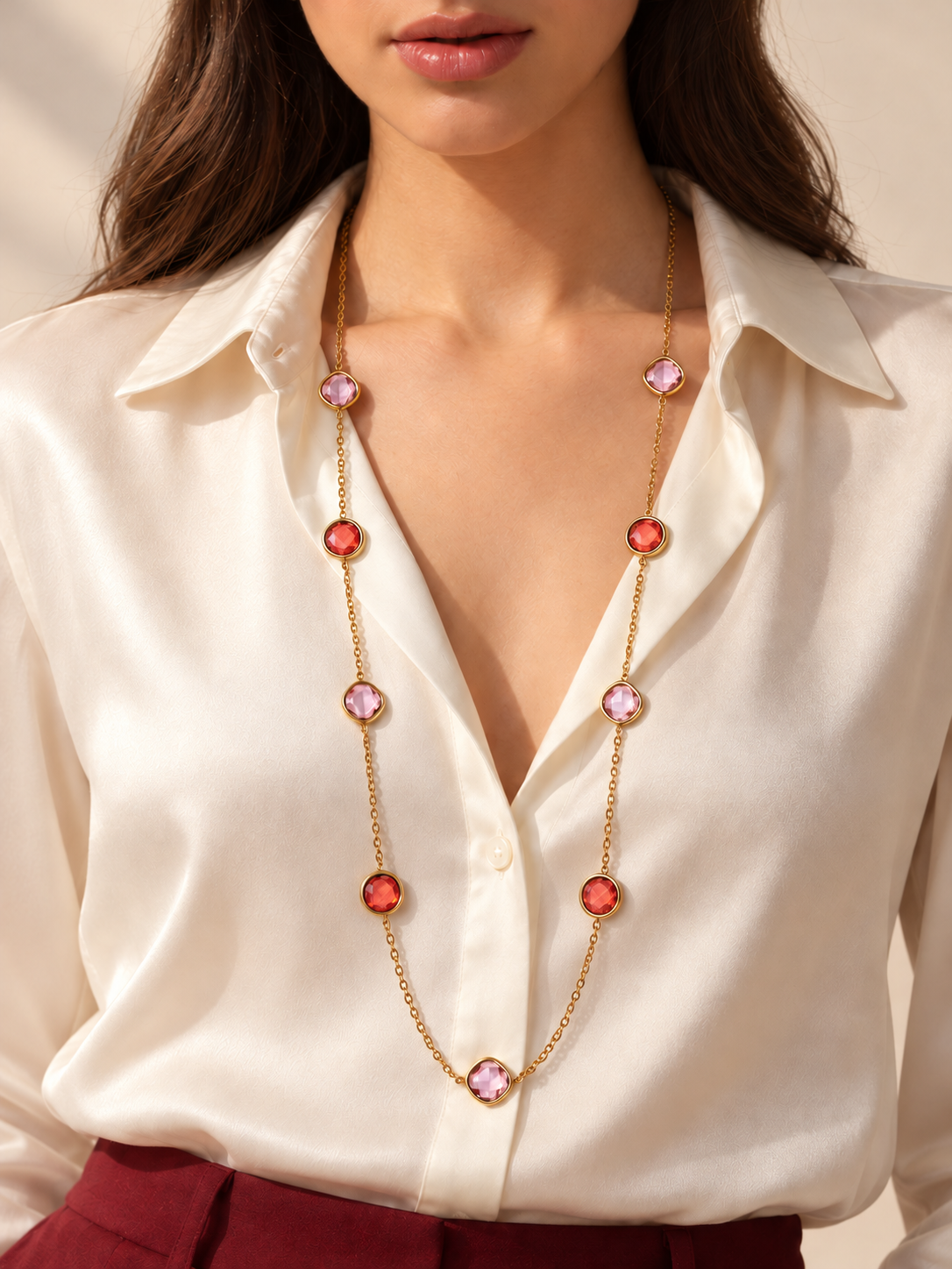 Collana Lunga Luce Rosa - Finitura Dorata: indossata, dettaglio