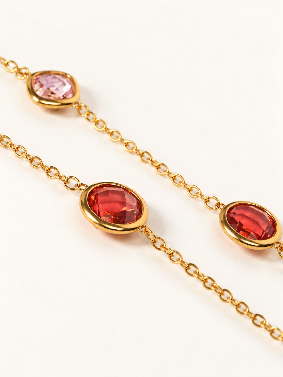 Collana Lunga Luce Rosa - Finitura Dorata: dettaglio ingrandito su fondo chiaro