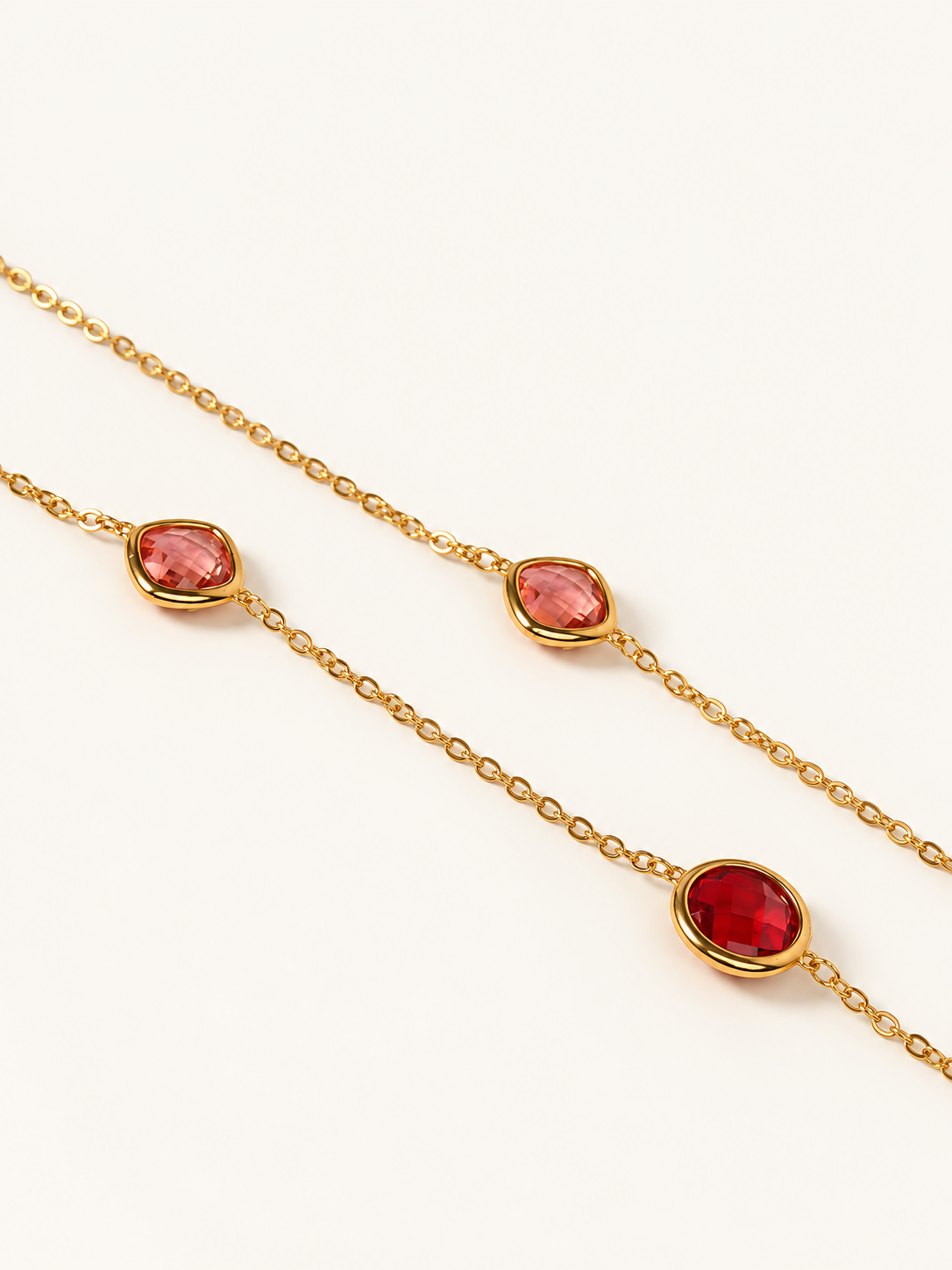 Collana Lunga Luce Rossa - Finitura Dorata: dettaglio ingrandito su fondo chiaro