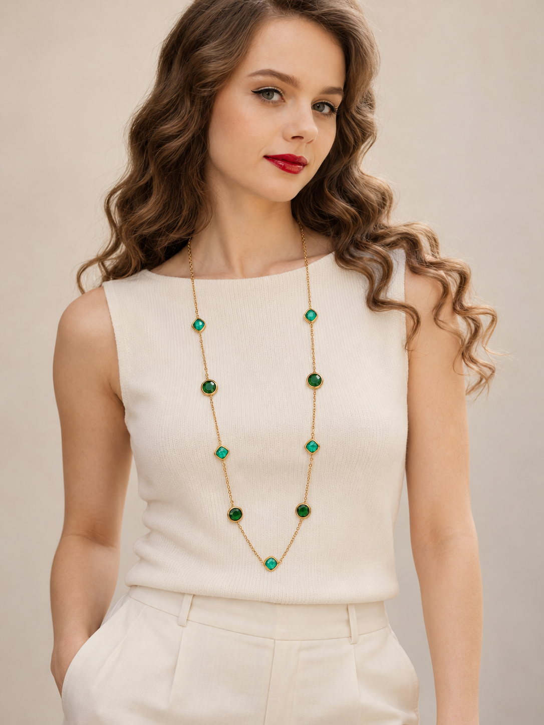 Collana Lunga Luce Verde - Finitura Dorata: indossata, vista d'insieme