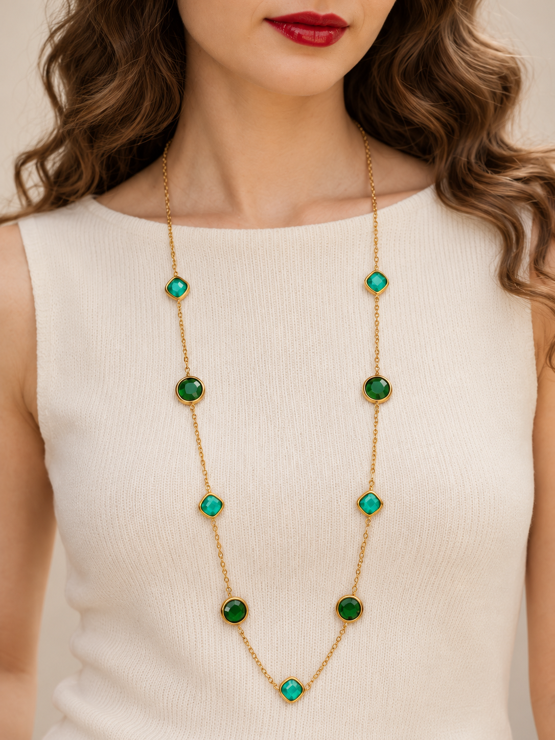 Collana Lunga Luce Verde - Finitura Dorata: indossata, dettaglio