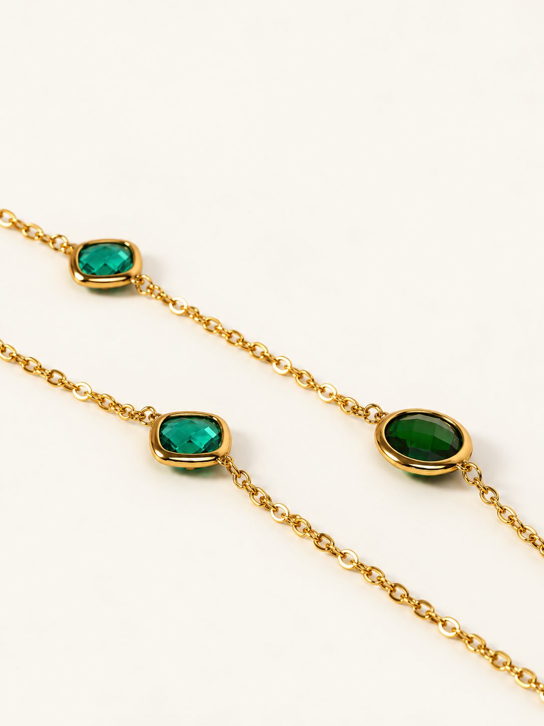 Collana Lunga Luce Verde - Finitura Dorata: dettaglio ingrandito su fondo chiaro