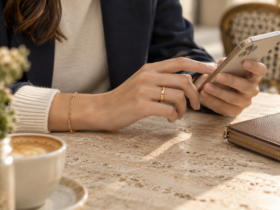 Un momento di shopping dal telefono, con gioielli dorati
