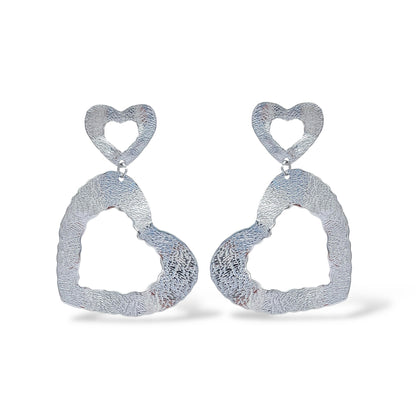 Orecchini cuori pendenti a texture ammaccata