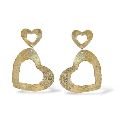 Orecchini cuori pendenti a texture ammaccata