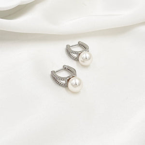 Orecchini classici a goccia vuota con chiusura huggie e perla