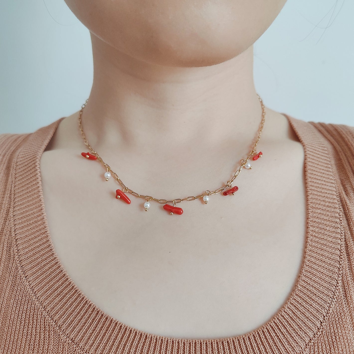 Collana a catena con pendenti in corallo e perle sintetiche