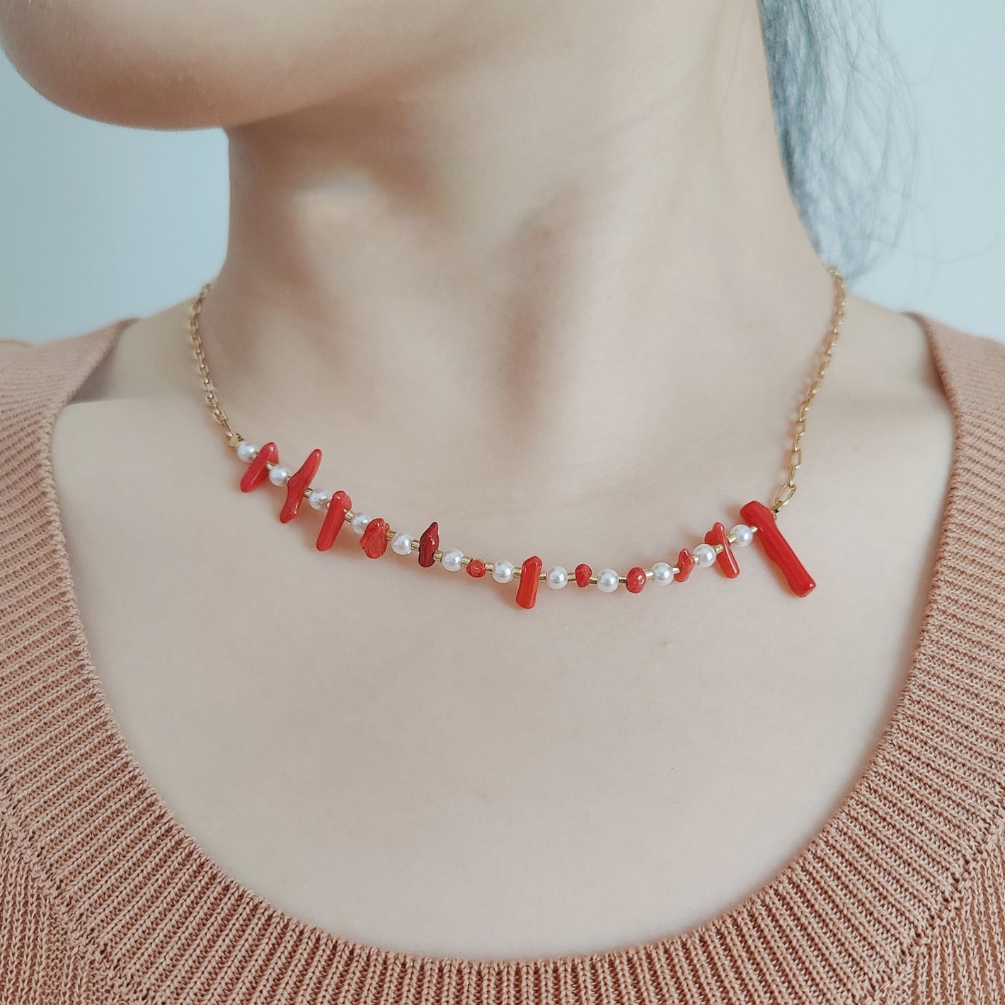 Collana fantasia coralli irregolari ad intervalli di perle