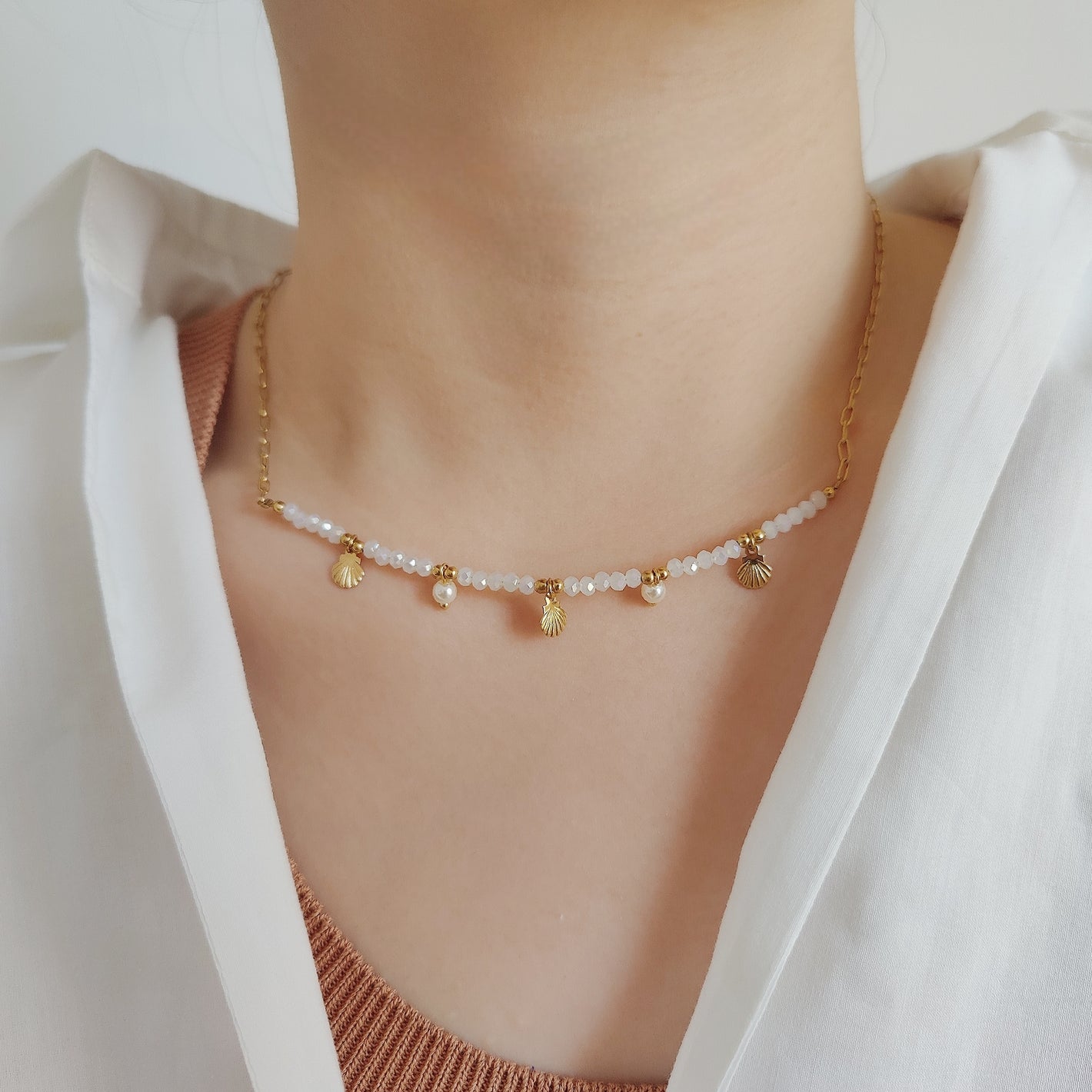 Collana con mini charms di conchiglie e perle