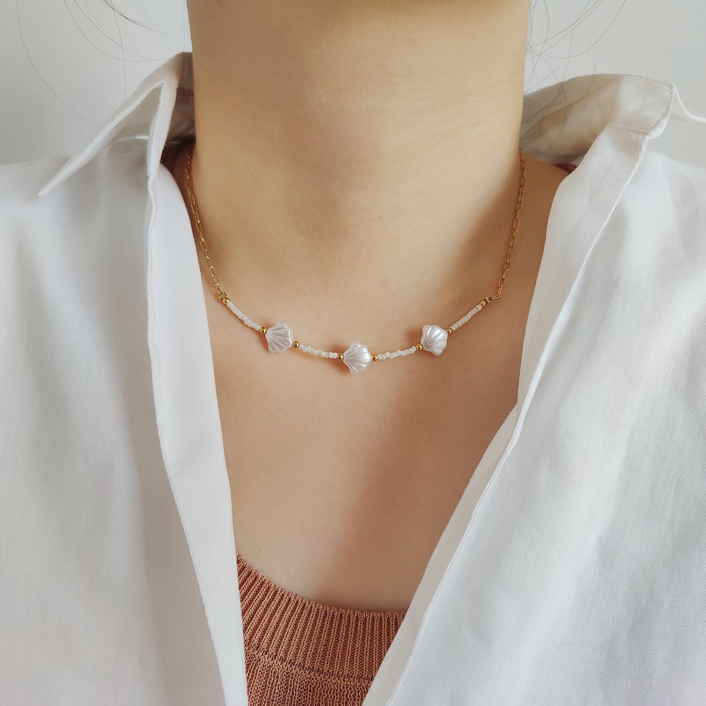 Collana con trio di conchiglie bianche