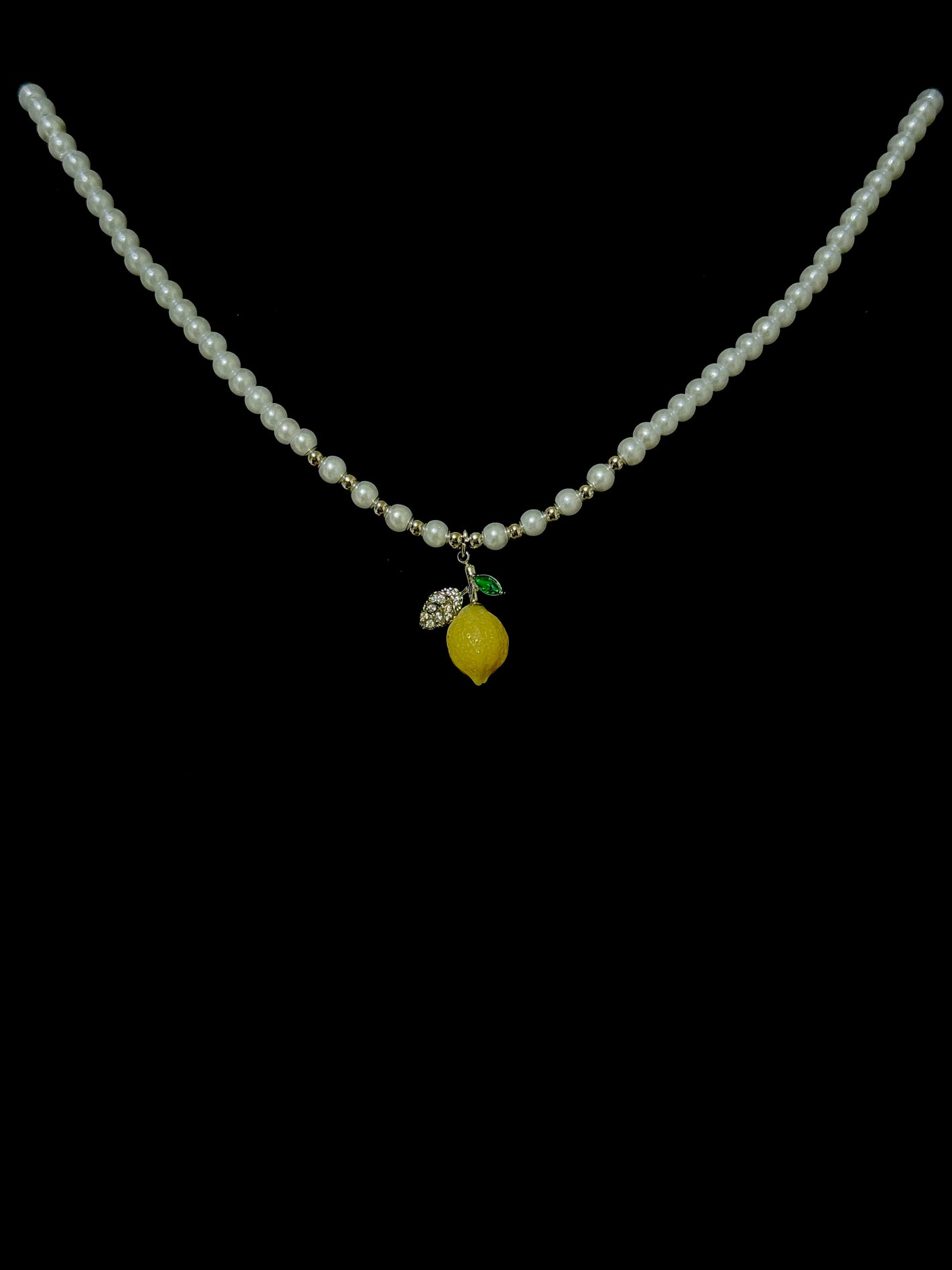 Collana di perle con pendente a limone
