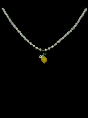Collana di perle con pendente a limone