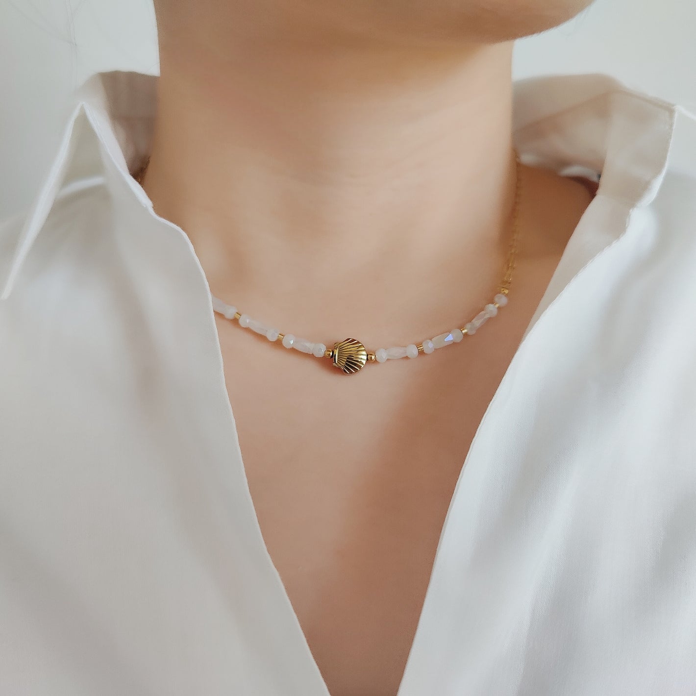 Collana con conchiglia stilizzata e cristalli a taglio misto