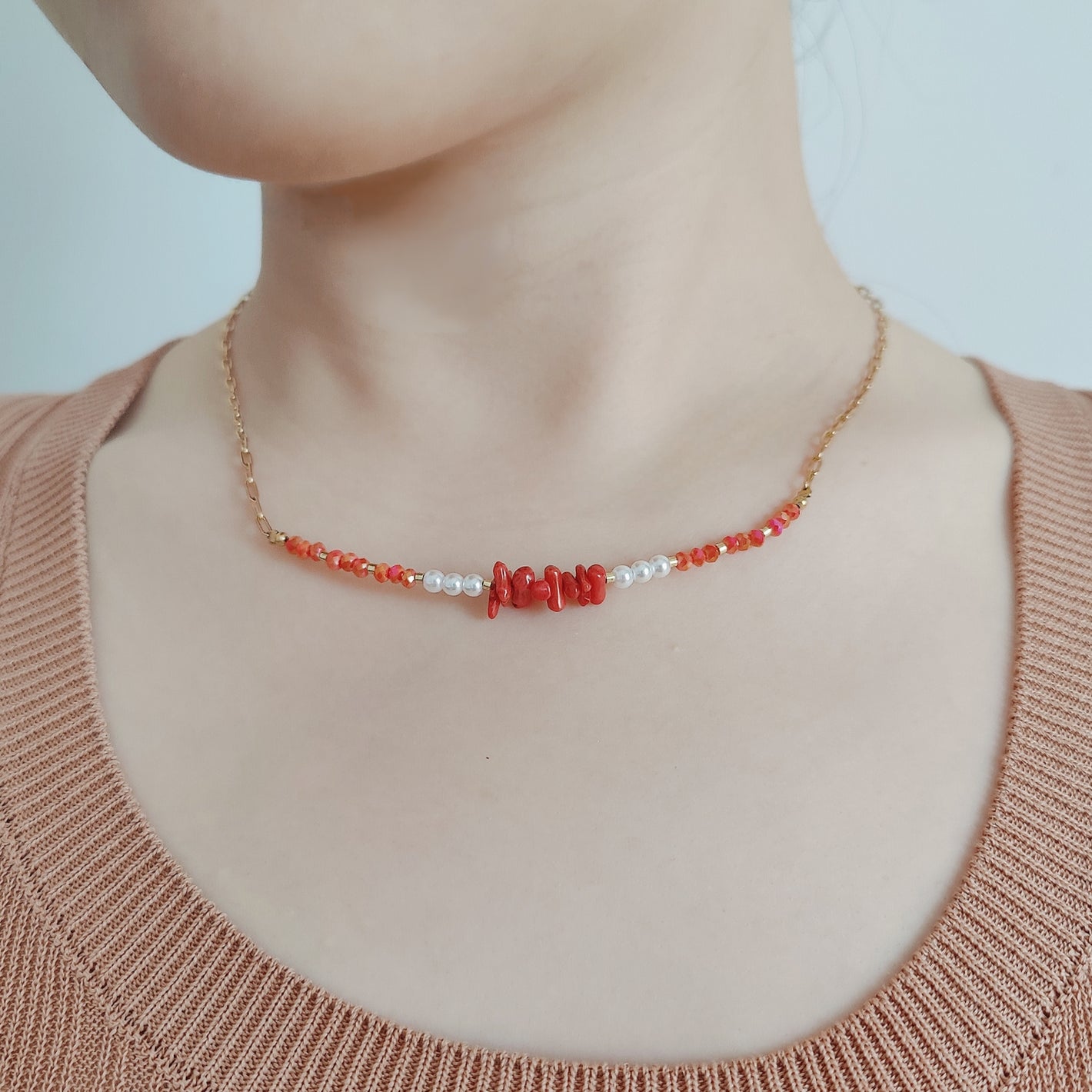 Collana con corallo centrale, perle sintetiche e cristalli