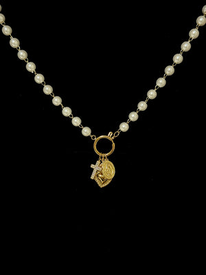 Collana con ciondoli religiosi